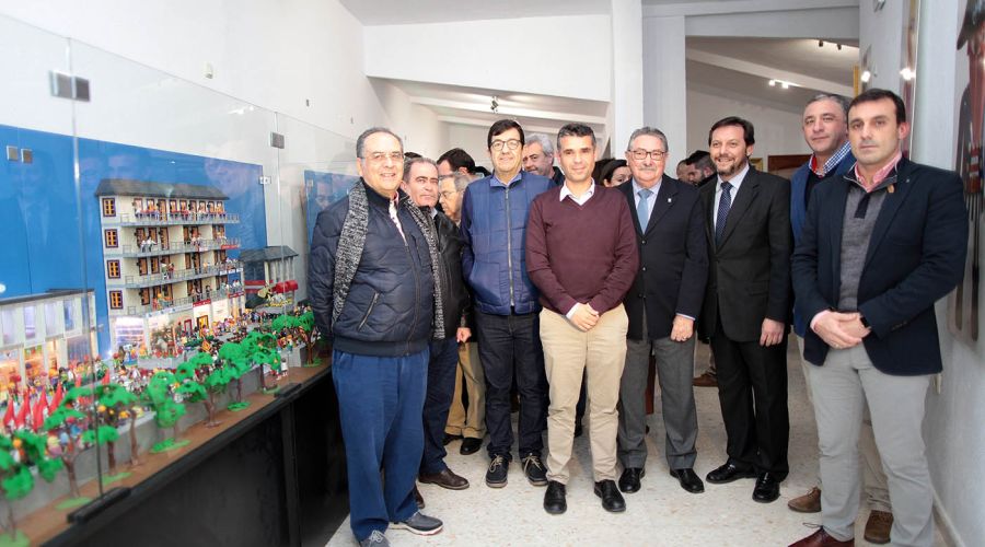 El alcalde asiste a la inauguración de la exposición \'PlayMarbella\' organizada por la Cofradía de La Pollinica