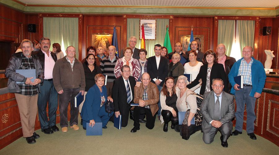 Reconocimiento municipal a empleados jubilados por su \"dedicación y entrega\" durante su labor en el Ayuntamiento