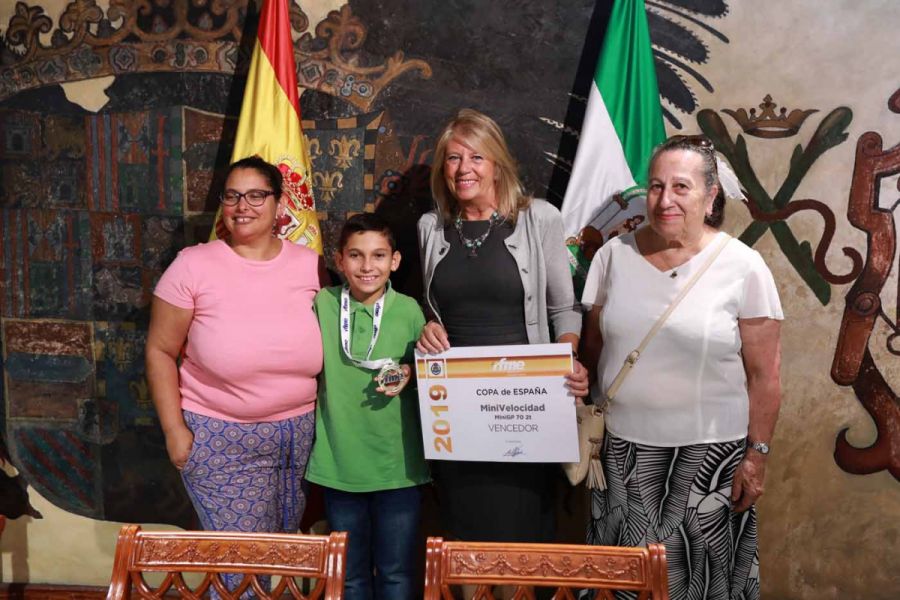 Imagen de la noticia La alcaldesa subraya la proyección del joven pilo…