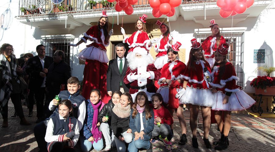 El alcalde recibe a la primera Papá Noel de la Navidad en Marbella y le hace entrega de las llaves de la ciudad