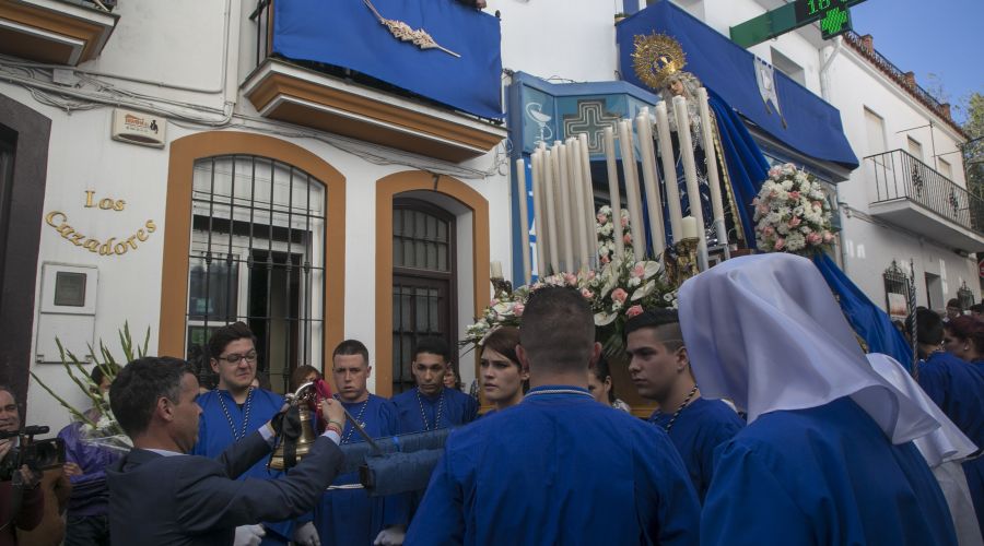 El alcalde asiste a la procesión de la Asociación Juvenil Virgen de la Amargura