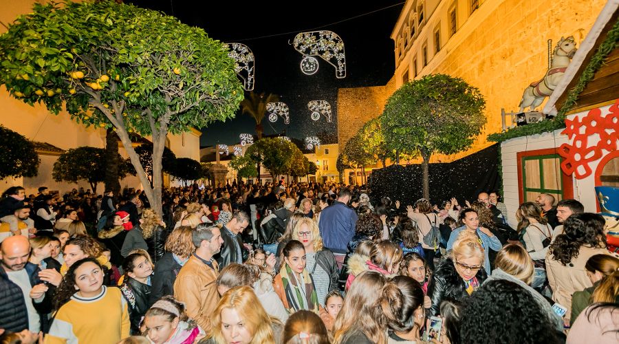 Marbella da una multitudinaria bienvenida a Papá Noel