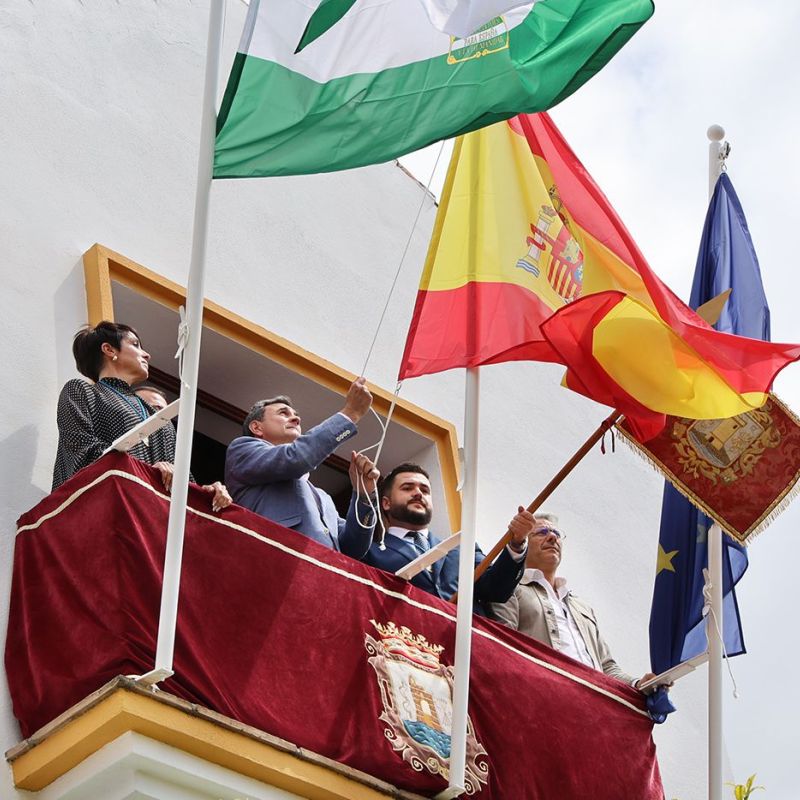 El Pendón de Marbella luce en la delegación de Fiestas en la víspera del Día del Patrón, San Bernabé