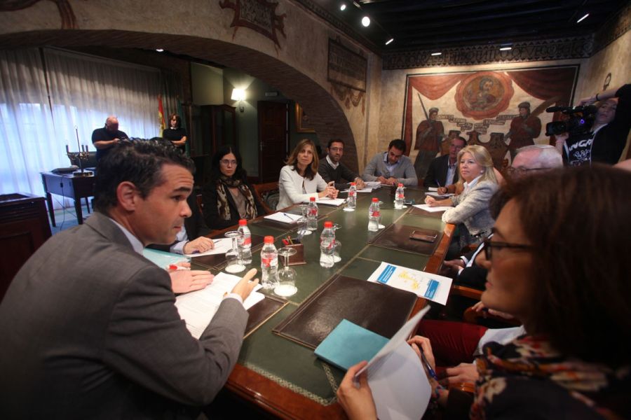 Imagen de la noticia El alcalde traslada a la Junta de Portavoces vari…