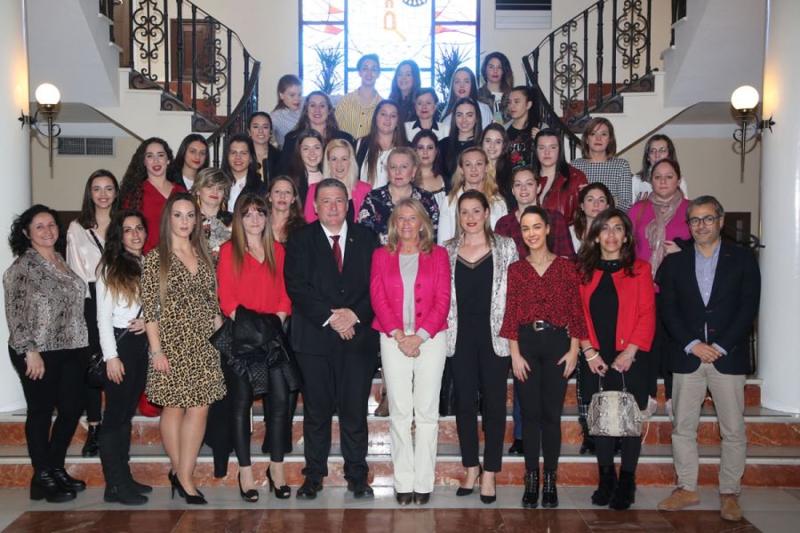 Imagen de la noticia La alcaldesa recibe a las mujeres de trono de la…