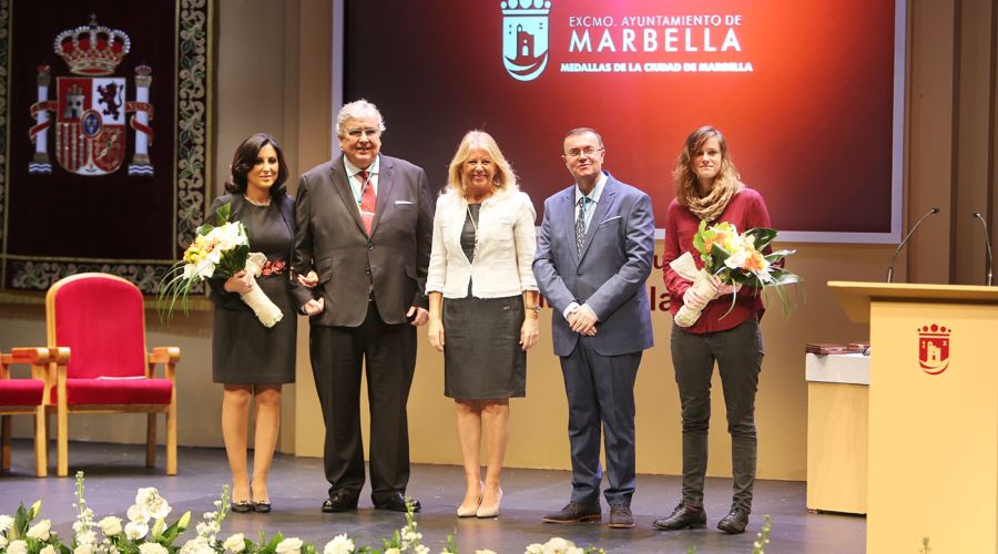 Marbella entrega las Medallas de la Ciudad al presidente de la Sección Primera de la Audiencia Provincial de Málaga, José Godino, y al docente e historiador Francisco Moyano, por su labor y compromiso con el municipio