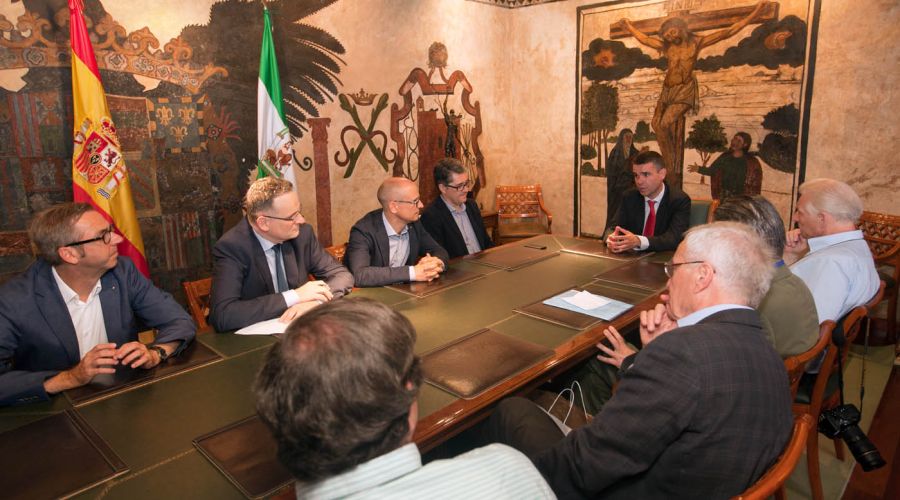 El alcalde aborda la importancia del turismo de salud en Marbella con una delegación de directivos del sector sanitario de Suiza
