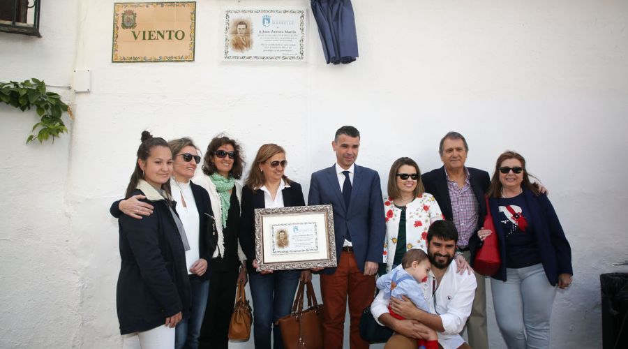 El Ayuntamiento rinde homenaje a Juan Zamora Martín con una placa con su nombre en reconocimiento “a una de esas personas que han hecho de Marbella lo que hoy en día es”