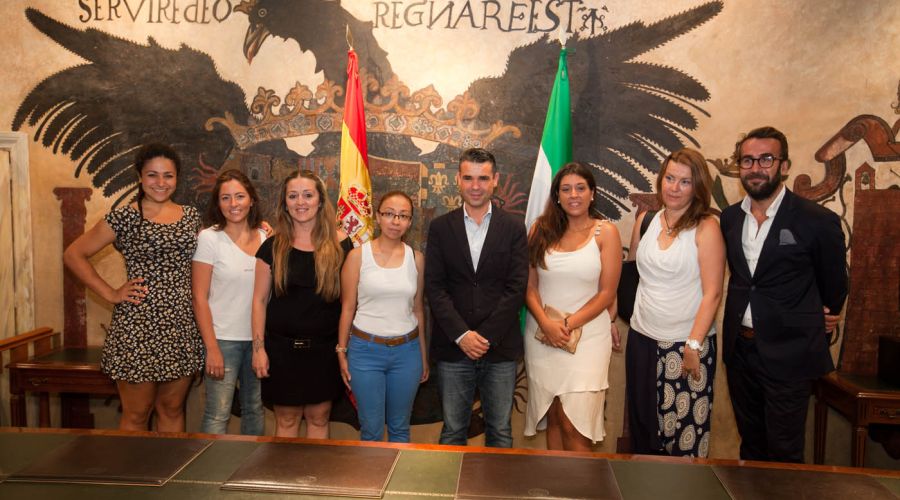 Seis jóvenes del municipio reciben becas para estudiar en la Escuela de Alta Dirección Hotelera Les Roches y en el Centro Universitario Internacional de Marbella