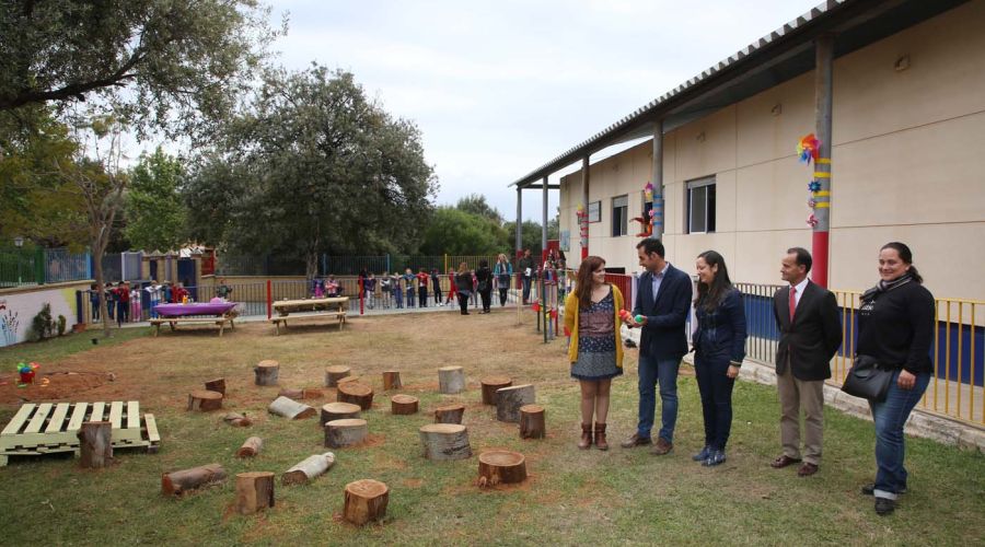 El teniente de alcalde de Las Chapas respalda la iniciativa del colegio Pinolivo de crear una zona verde educativa y lúdica en el centro con la participación del alumnado