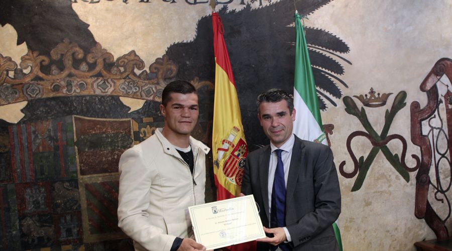 El alcalde recibe al boxeador profesional Antonio Benítez