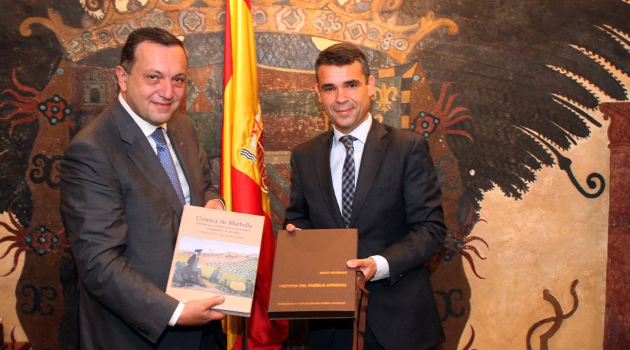 El alcalde ha recibido en el Ayuntamiento al embajador de Armenia en España