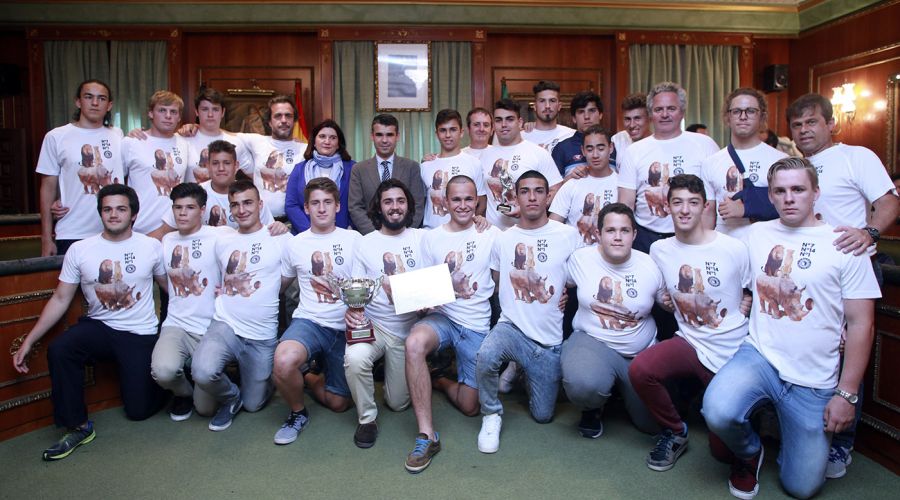 El alcalde recibe a los equipos sub-14 y sub-18 del Trocadero Marbella RC, campeones de Andalucía
