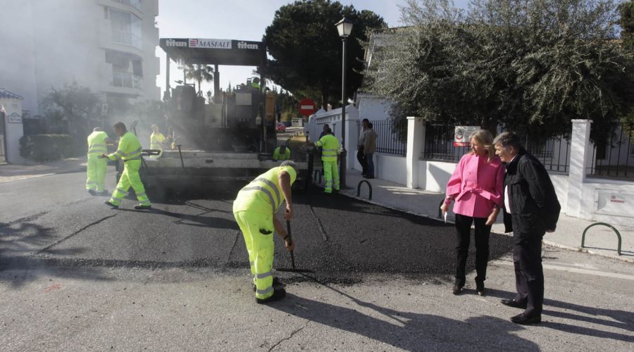 La alcaldesa destaca la apuesta municipal por las urbanizaciones con mejoras en 85 viales y una superficie de actuación de más de 210.000 metros cuadrados dentro del Plan de Asfalto