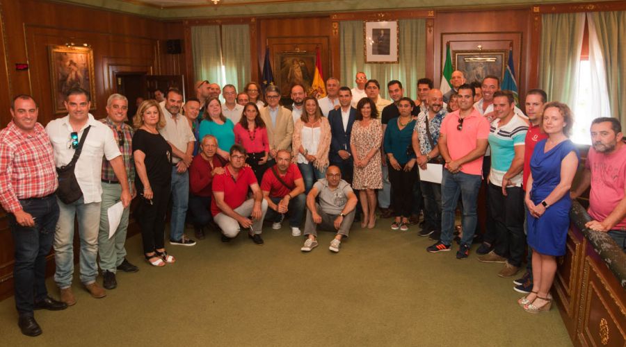 El Ayuntamiento, la Junta de Personal y el Comité de Empresa firman el acuerdo que “permite a los empleados recuperar el máximo de sus derechos”