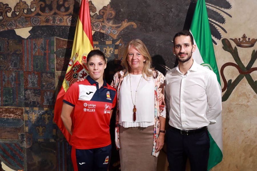 Imagen de la noticia La alcaldesa recibe a la karateka marbellí Sabrin…