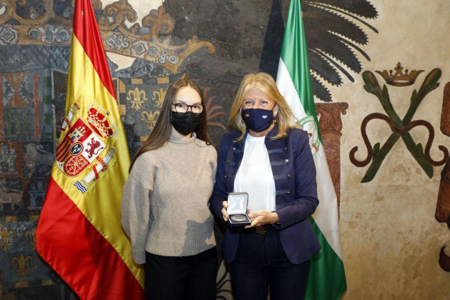 Imagen de la noticia La alcaldesa recibe a Laura Haro, una joven de Ma…