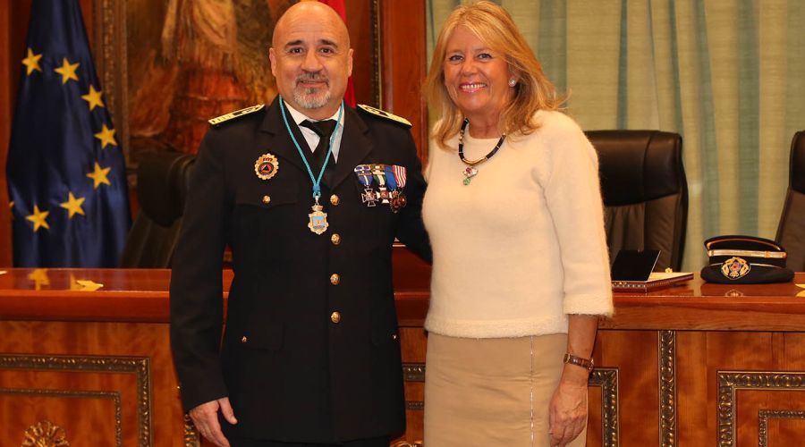 La alcaldesa agradece en el acto de entrega de las medallas y reconocimientos de Protección Civil su compromiso con el servicio público