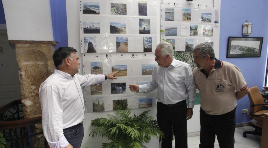 Exposición fotográfica del COIS Marbella sobre las Dunas de Artola en la sede del Distrito 6