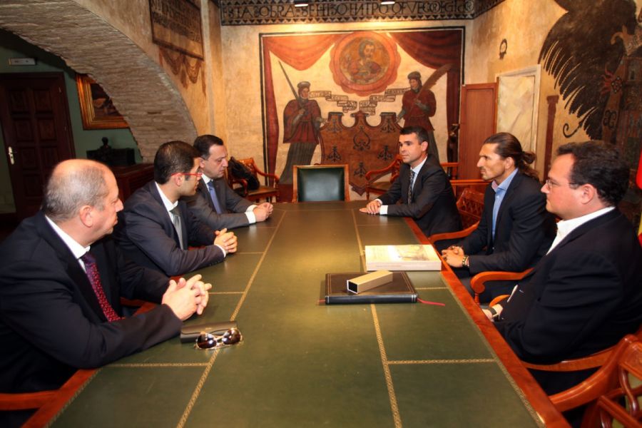Imagen de la noticia El alcalde ha recibido en el Ayuntamiento al emba…