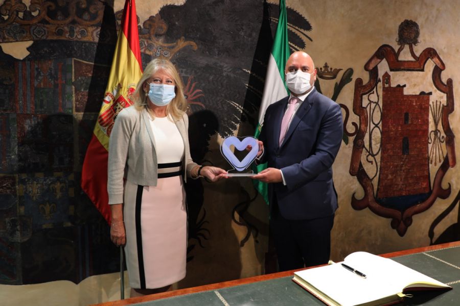 Imagen de la noticia La alcaldesa recibe en el Ayuntamiento al embajad…