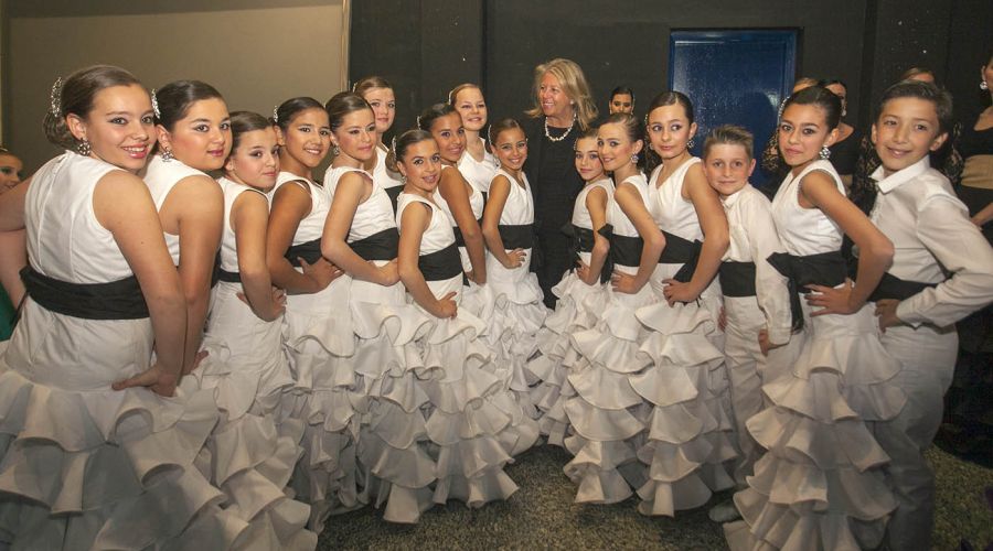 La alcaldesa ha asistido al espectáculo “La Pasión” a cargo de la Academia de Baile Maribel Urbano a beneficio de Cáritas y Afimar