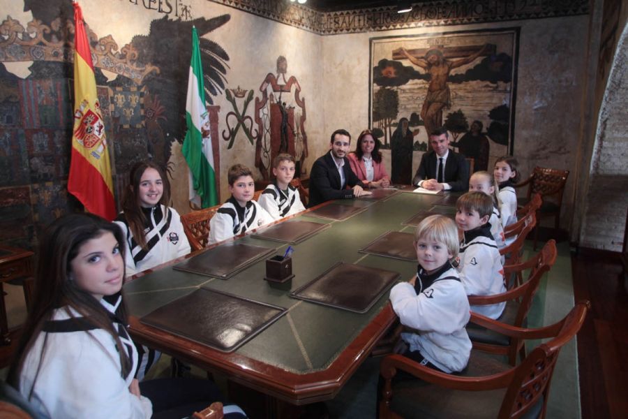 Imagen de la noticia El alcalde de Marbella recibe a la Escuela de Kár…