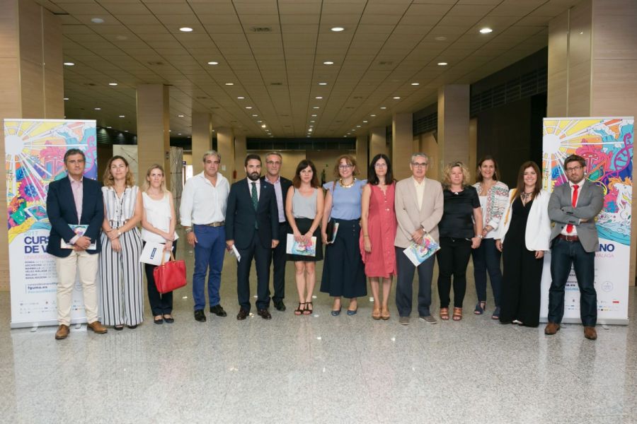 Imagen de la noticia Isabel Pérez asiste a la clausura de los Cursos d…