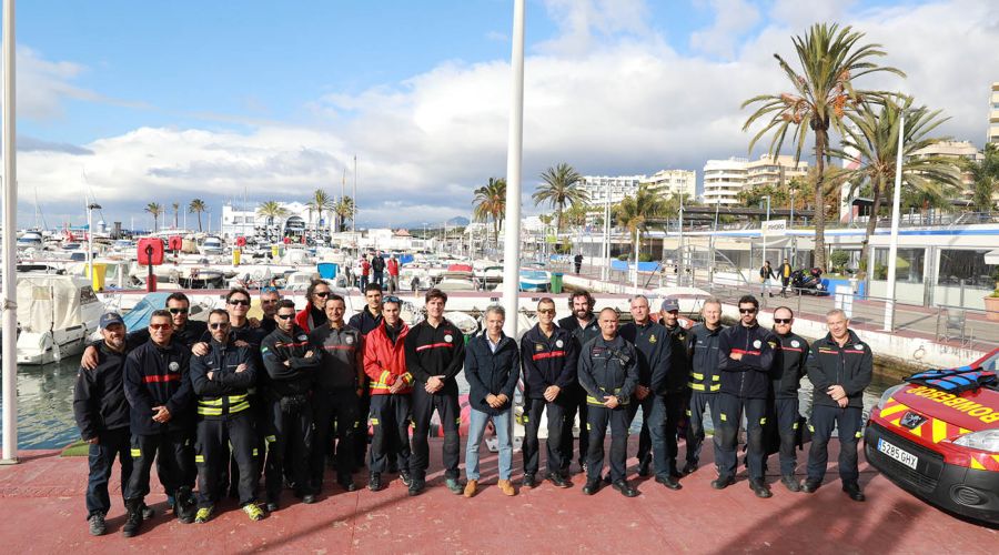 La Unidad Subacuática del Cuerpo de Bomberos de Marbella realiza maniobras de emergencia en coordinación con Salvamento Marítimo para reforzar la eficiencia en los rescates