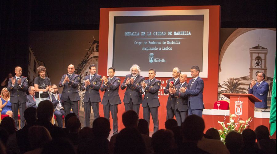 El Ayuntamiento entrega la Medalla de la Ciudad a los bomberos, Starlite, Sánchez Cantos y Vicente Espona y el título de Hijo Adoptivo a Carlos Posac