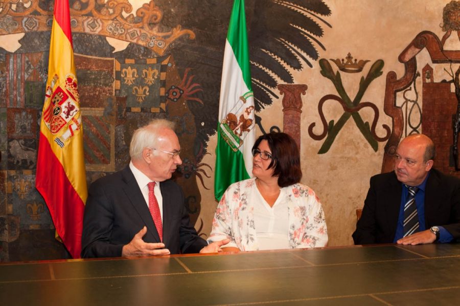 Imagen de la noticia El Ayuntamiento acoge una recepción al embajador…
