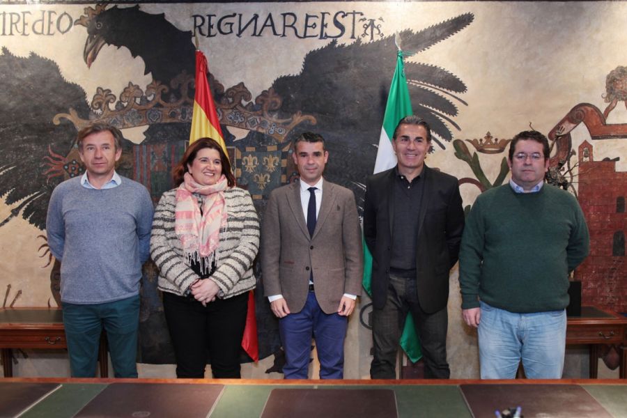 Imagen de la noticia El alcalde firma convenios de colaboración con cu…