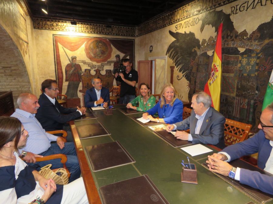 Imagen de la noticia La alcaldesa recibe en el Ayuntamiento a la Herma…