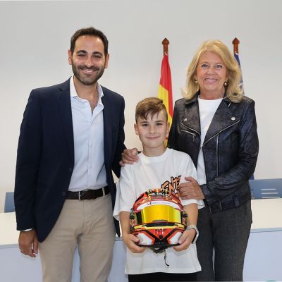 La alcaldesa destaca los logros deportivos del joven piloto de karting Gabriel Villar