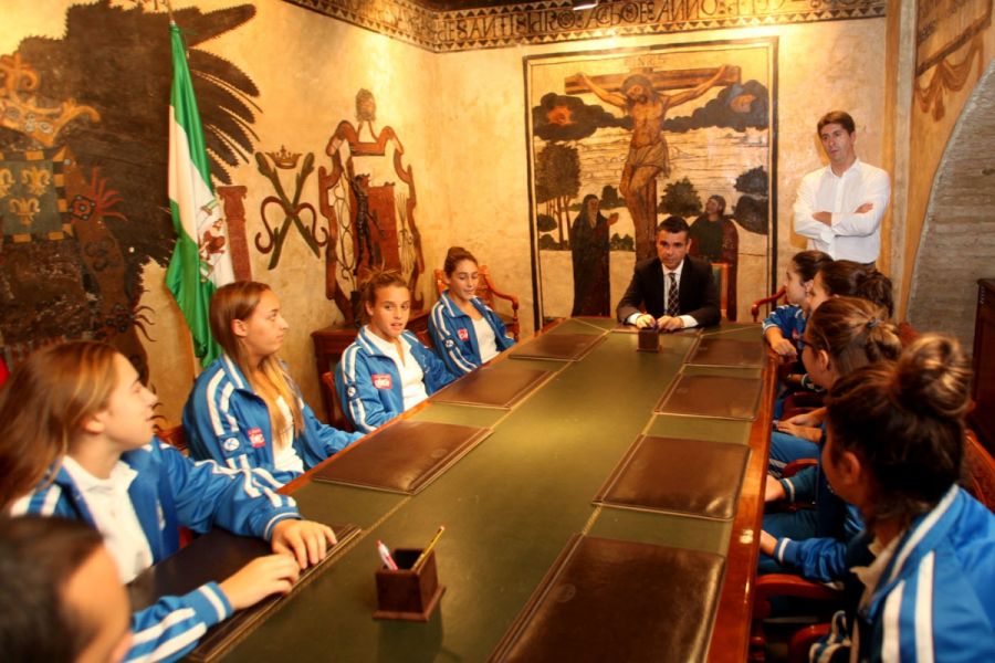 Imagen de la noticia El regidor recibe al equipo femenino del Club Wat…