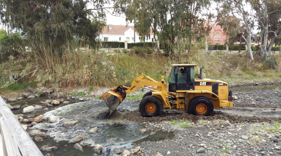 La Tenencia de Alcaldía de San Pedro limpia un vertido de aguas fecales en la desembocadura del río Guadaiza