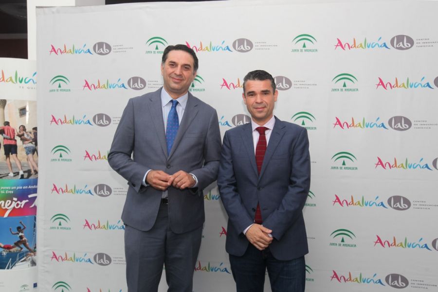 Imagen de la noticia El alcalde acompaña al consejero de Turismo en su…