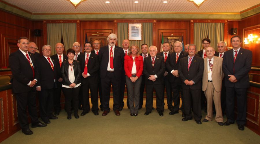 La alcaldesa recibe a los miembros de la Junta Directiva de los Romeros de San Bernabé y agradece su “implicación y compromiso”