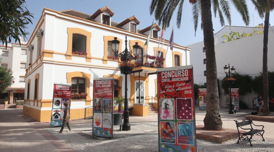 Más de 70 carteles componen la exposición de los carteles de la Feria de San Pedro Alcántara 2016