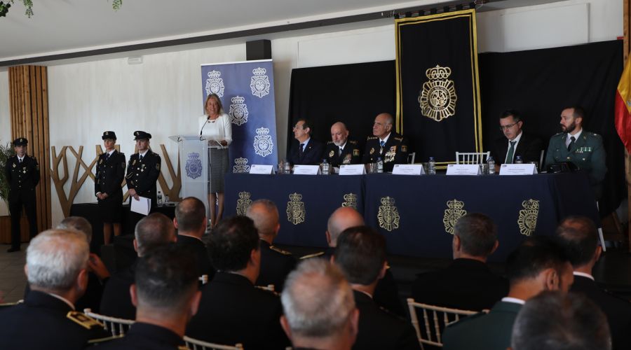 La alcaldesa resalta que “la estrecha vinculación entre los cuerpos de seguridad redunda claramente en el mantenimiento de las cuotas de seguridad de una ciudad turística como Marbella”