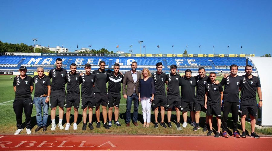 La alcaldesa acompaña a la cantera del Marbella FC en un acto previo al partido que ha enfrentado al primer equipo con el UCAM Murcia