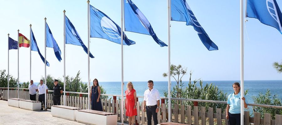 Marbella revalida su liderazgo en Andalucía con la izada de las diez banderas azules que reconocen la calidad de sus playas y puertos