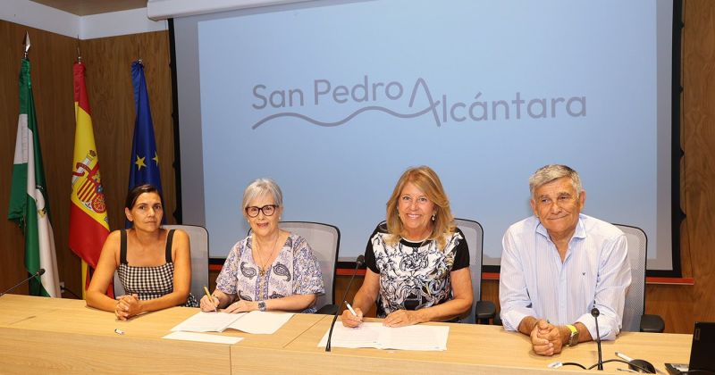 El Ayuntamiento garantiza con un nuevo convenio la atención que presta la Asociación de Fibromialgia de San Pedro Alcántara a 60 usuarios