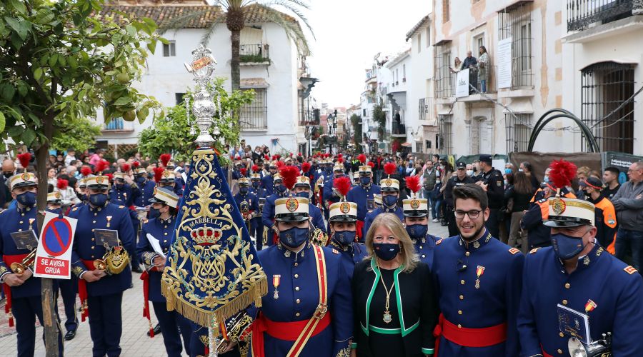 Marbella arropa a la Hermandad de La Columna en su esperado reencuentro con el Barrio Alto