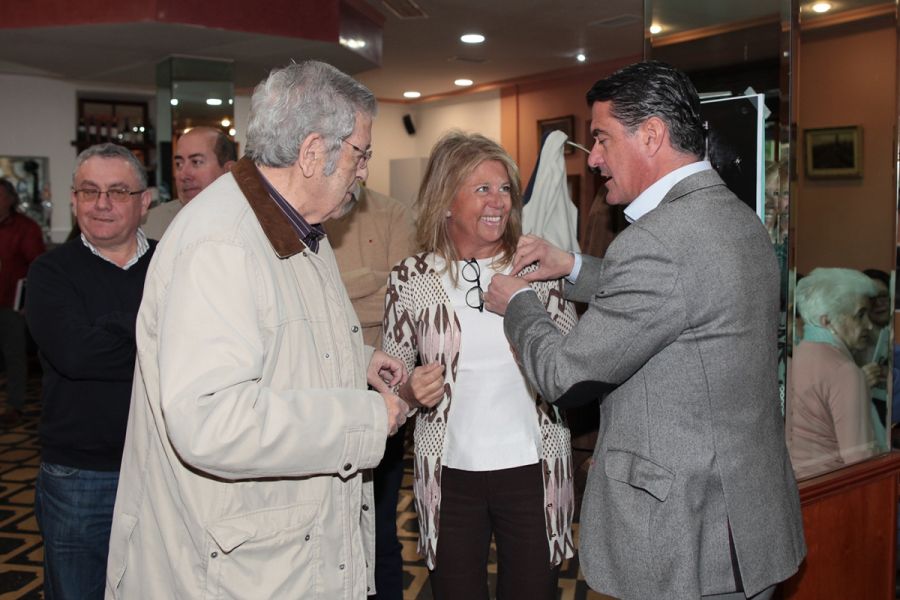 Imagen de la noticia La alcaldesa recibe la insignia de plata como Soc…