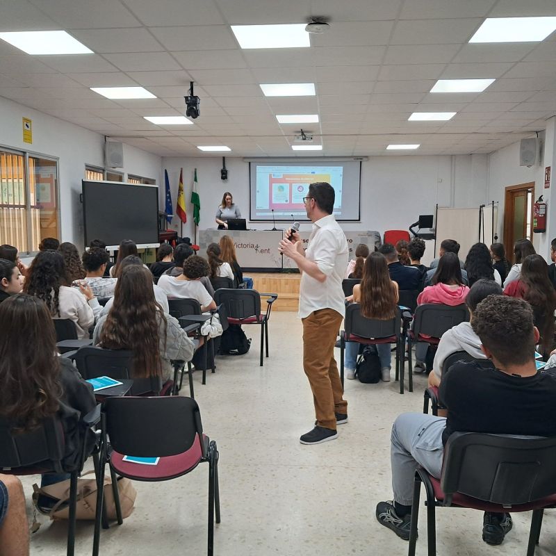 La delegación de Empleo participa en las jornadas de orientación del IES Victoria Kent