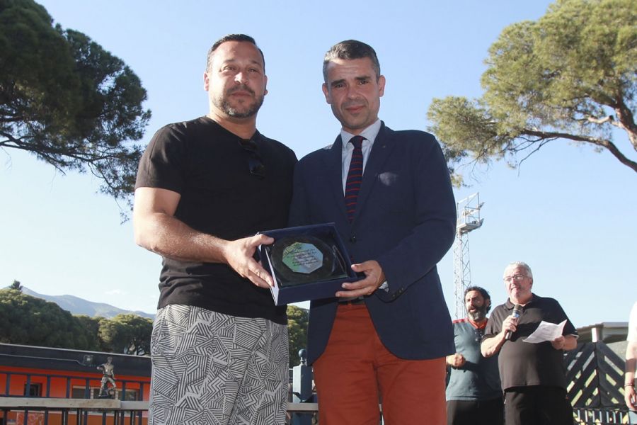 Imagen de la noticia José Bernal asiste a la fiesta del CD Vázquez Cul…