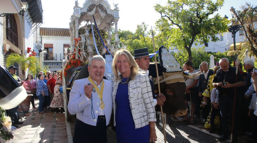 La Hermandad del Rocío parte hacia la Aldea de Almonte con la Medalla de Marbella