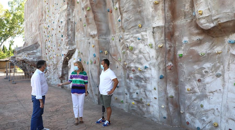 La alcaldesa subraya el trabajo realizado en la puesta a punto de las instalaciones deportivas de San Pedro Alcántara para el uso por parte de los clubes en la fase tres de la desescalada