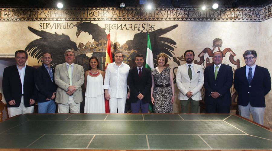 El alcalde recibe a representantes diplomáticos que han visitado la ciudad con motivo de la celebración de los Premios Platino